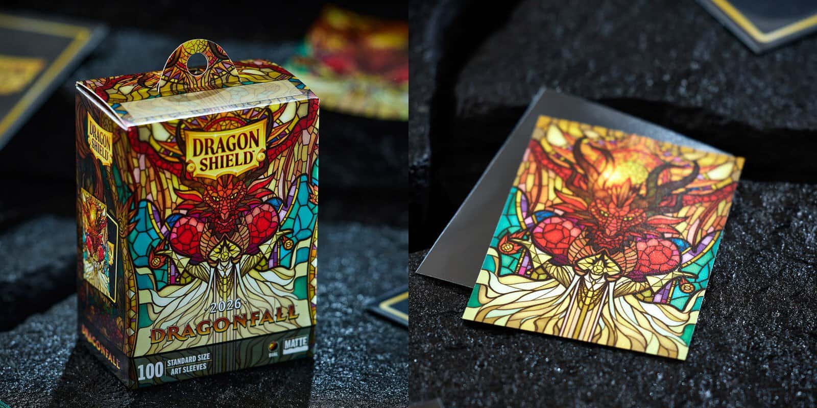 Caja de 100 fundas Dragonfall 2026 de Dragon Shield y una funda con el dragón de vidriera